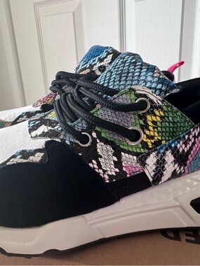 Steve Madden womens sneakers size 9.5. Never worn.